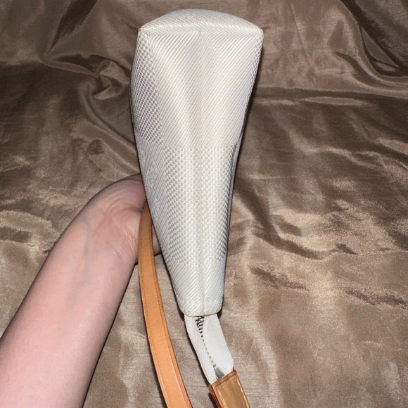 Louis Vuitton Damier Geant Americas Cup Pochette
Accessories Bag White (RARE) - Picture 9 of 12